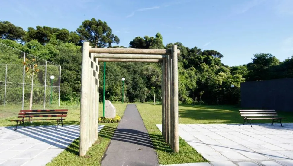 Imagem mostra o portal de entrada do Bosque Reinhard Maack. no bairro Hauer, em Curitiba.