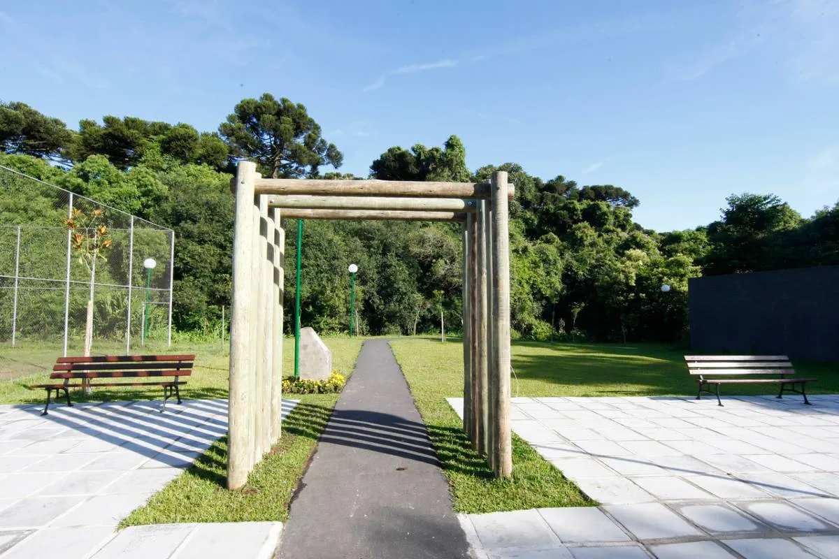 Imagem mostra o portal de entrada do Bosque Reinhard Maack. no bairro Hauer, em Curitiba.