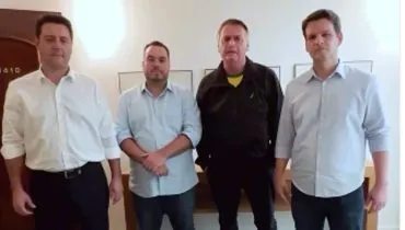 Imagem mostra Bolsonaro com Ratinho Jr, Eduardo Pimentel e Paulo Martins.