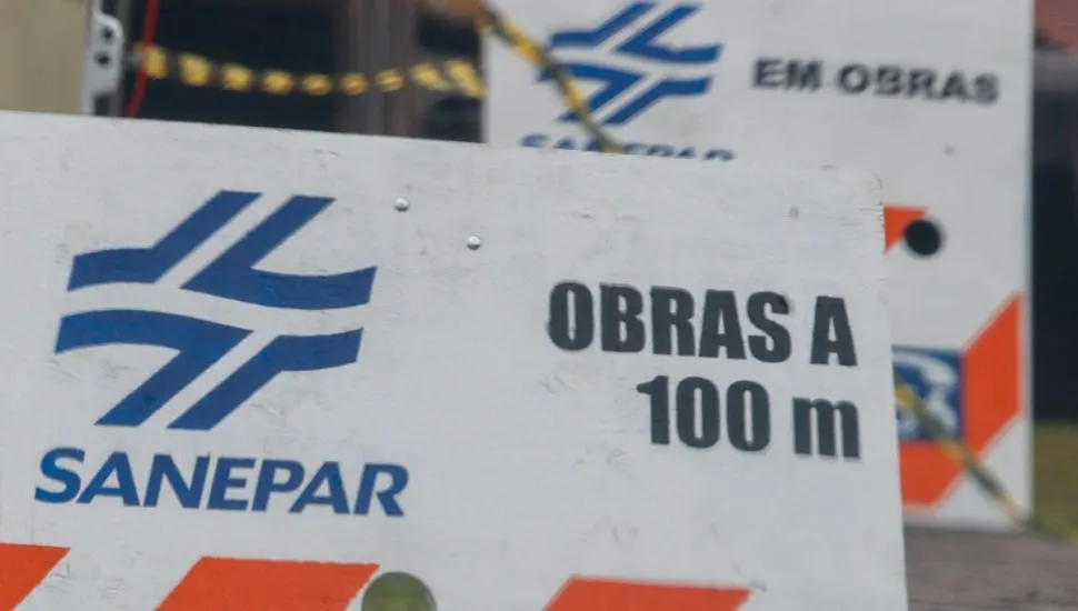 Placas de obras da Sanepar em Curitiba