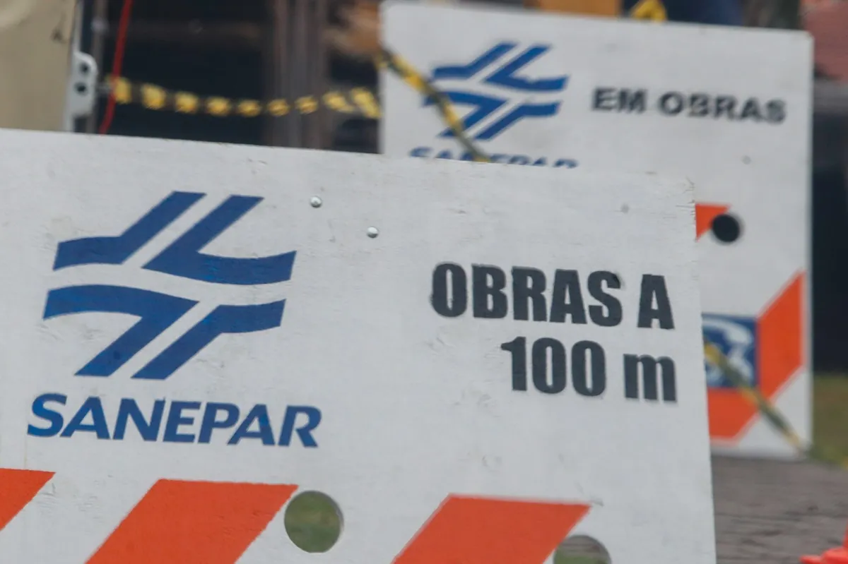 Placas de obras da Sanepar em Curitiba