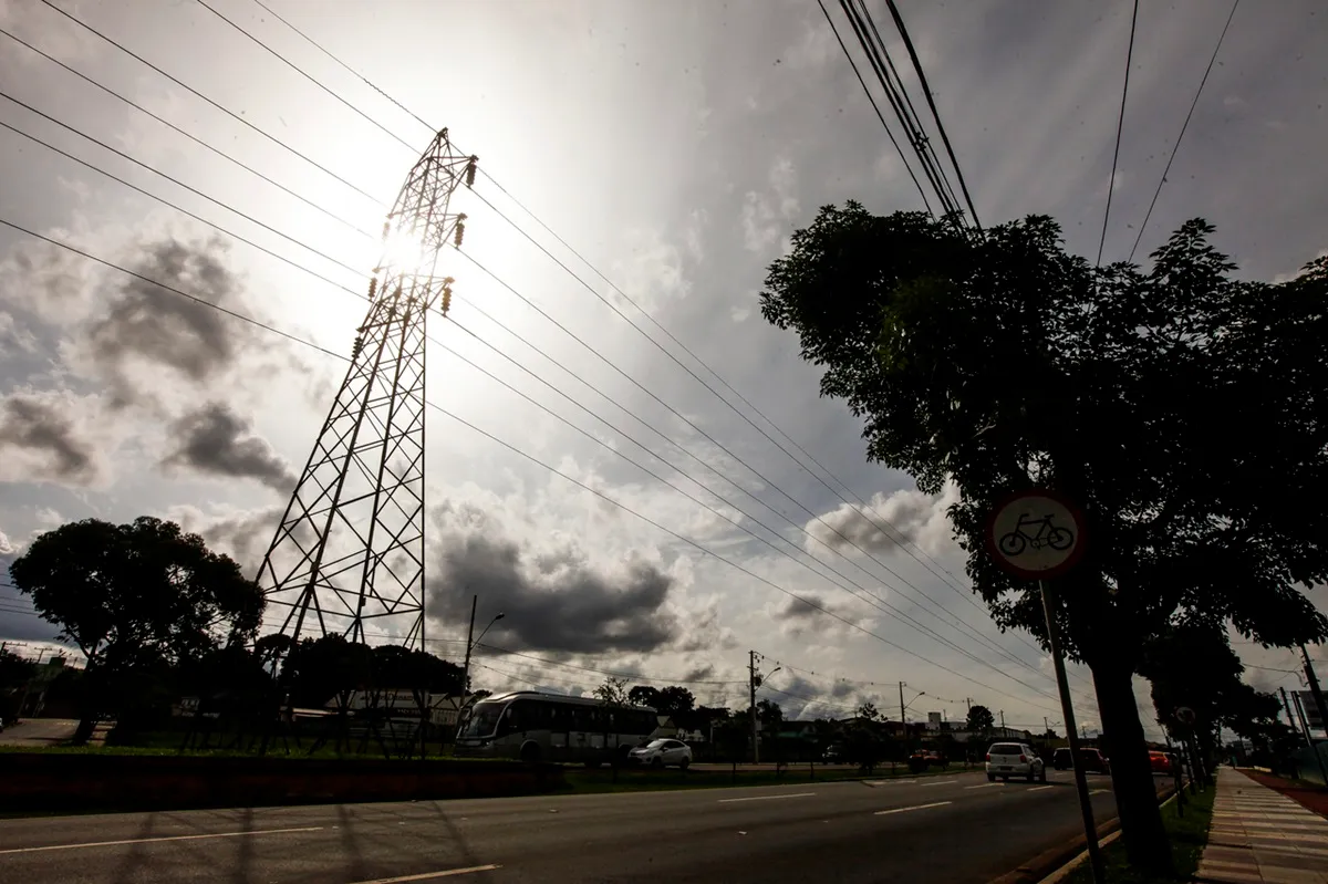 Torres de transmissão de alta tensão de energia eletrica na Avenida das Torres em Curitiba.