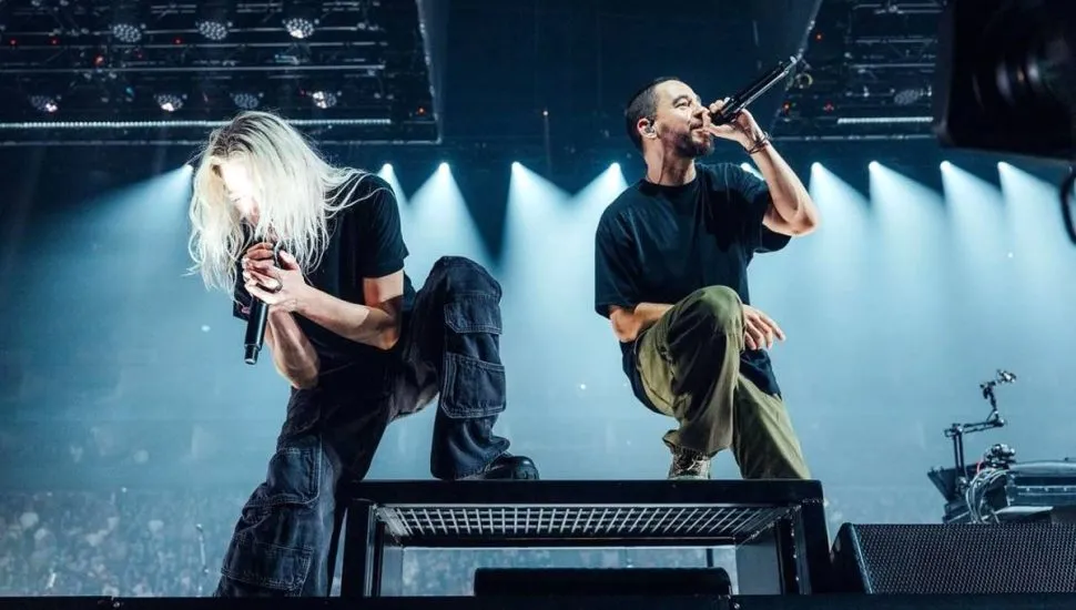 Imagem mostra a banda Linkin Park no palco.