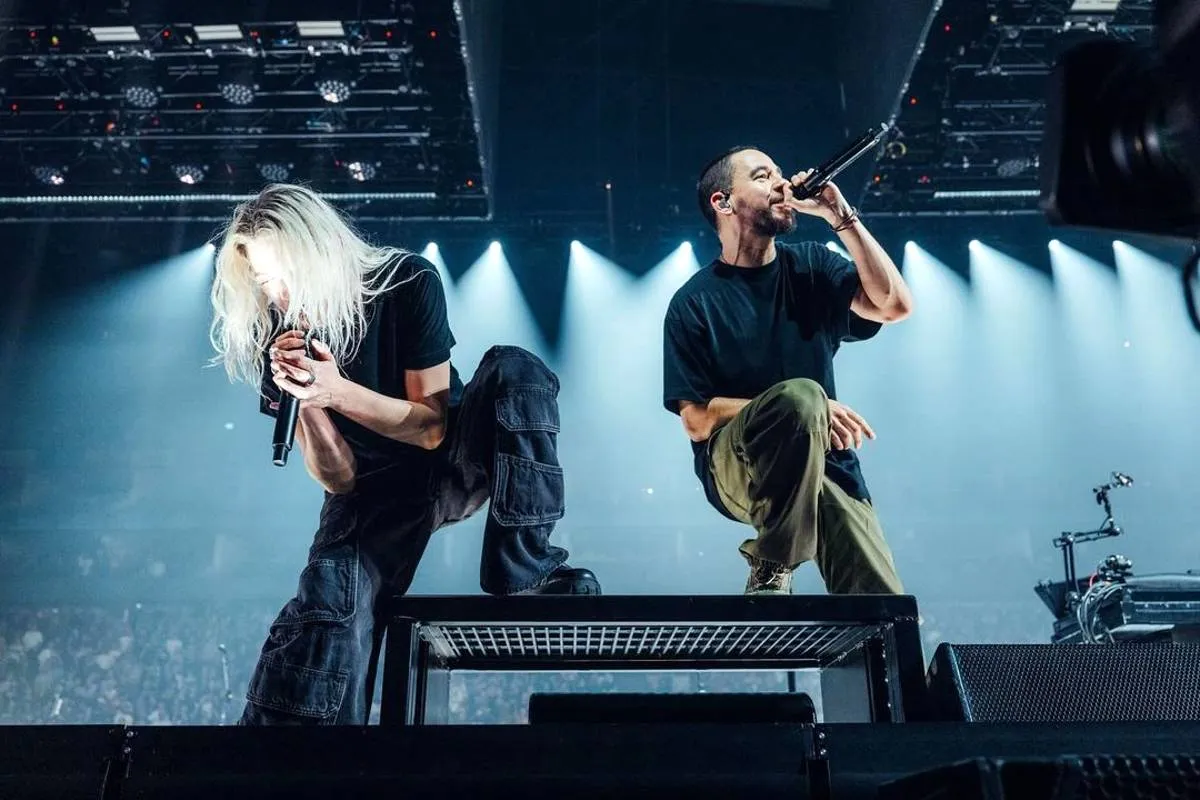 Imagem mostra a banda Linkin Park no palco.