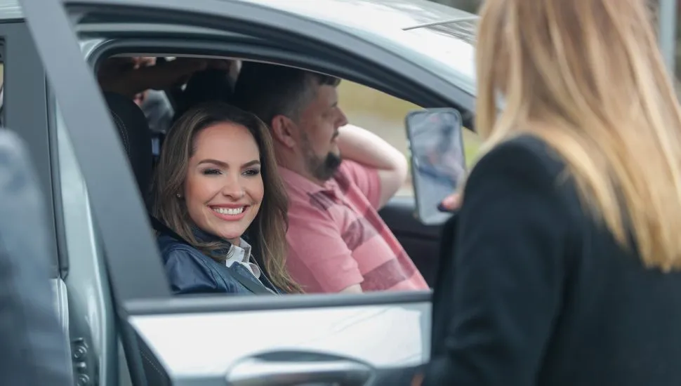 imagem da candidata Maria Victoria, do PP, a prefeitura de Curitiba. Ela está dentro do carro usado no Role dos candidatos