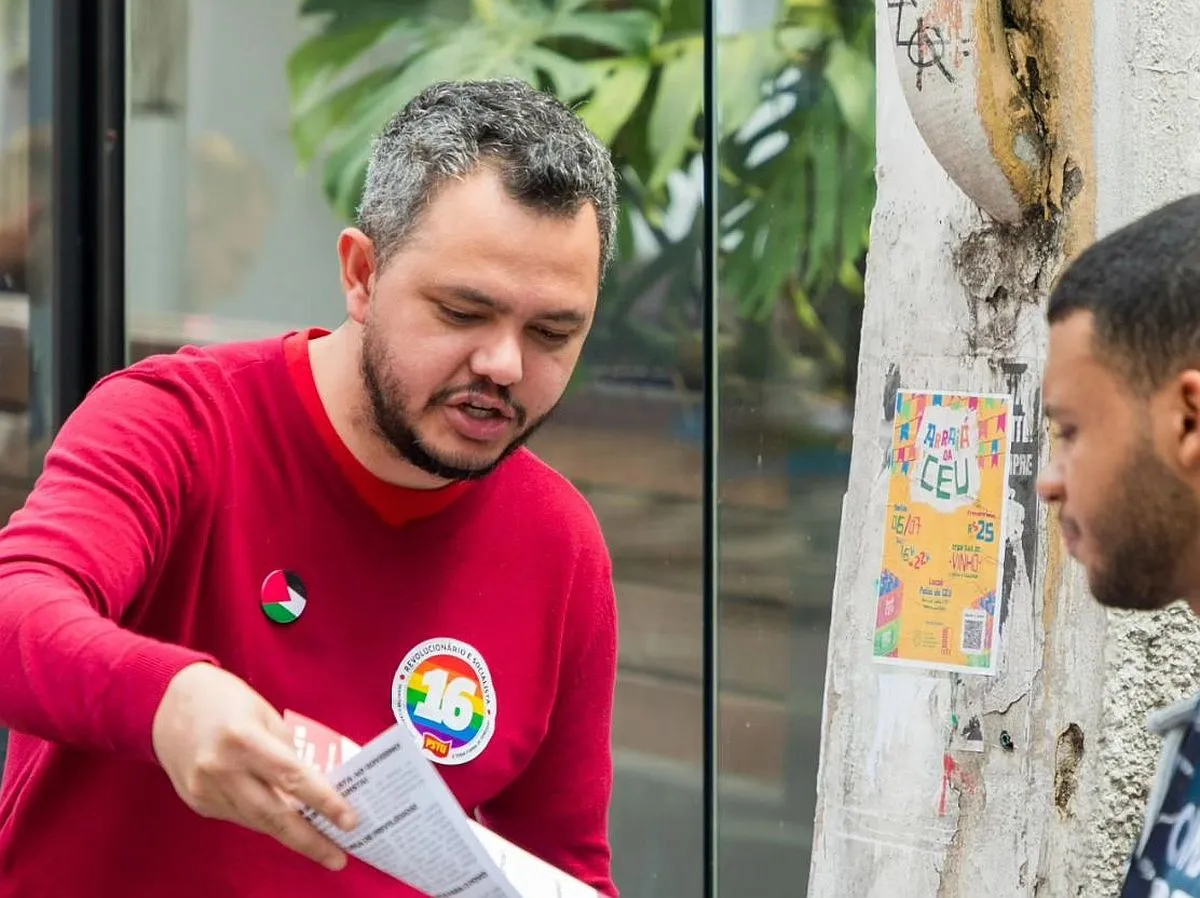 Samuel de Mattos distribui santinhos nas ruas de Curitiba