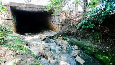 Poluição de córrego é bronca antiga de bairro nobre em Curitiba