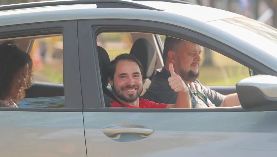 candidato felipe bombardelli dentro do carro do Role dos Candidatos