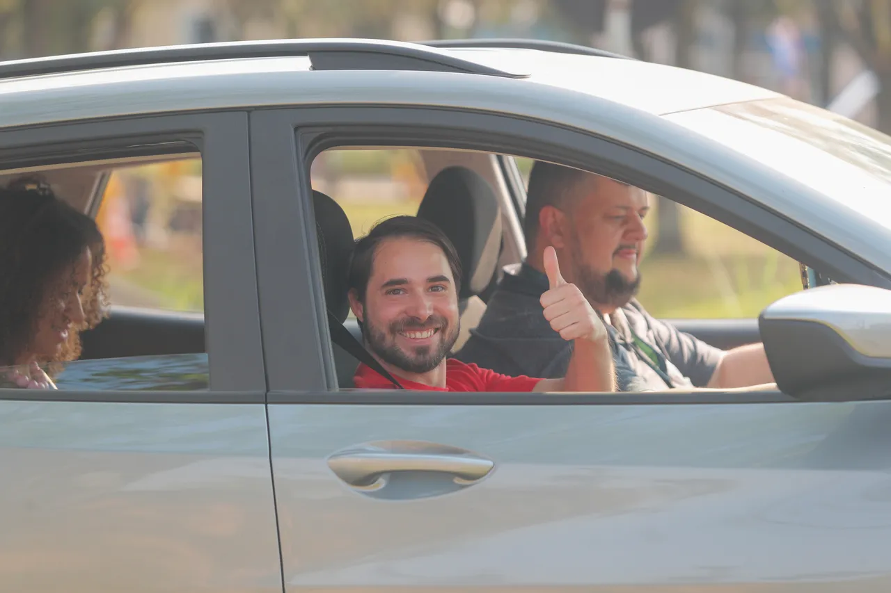 candidato felipe bombardelli dentro do carro do Role dos Candidatos