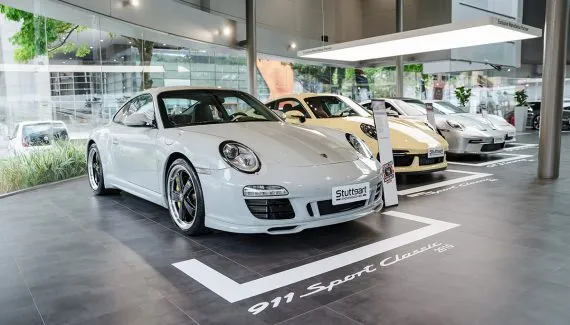 Exposição de Porsches esportivos com câmbio manual na Stuttgart