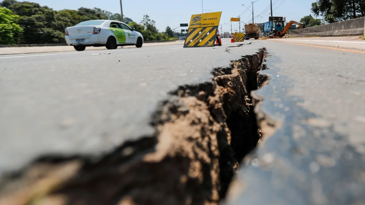 Rachadura corta asfalto de Rodovia da Uva.