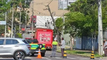 Caminhão bate em poste e deixa região sem luz em Curitiba