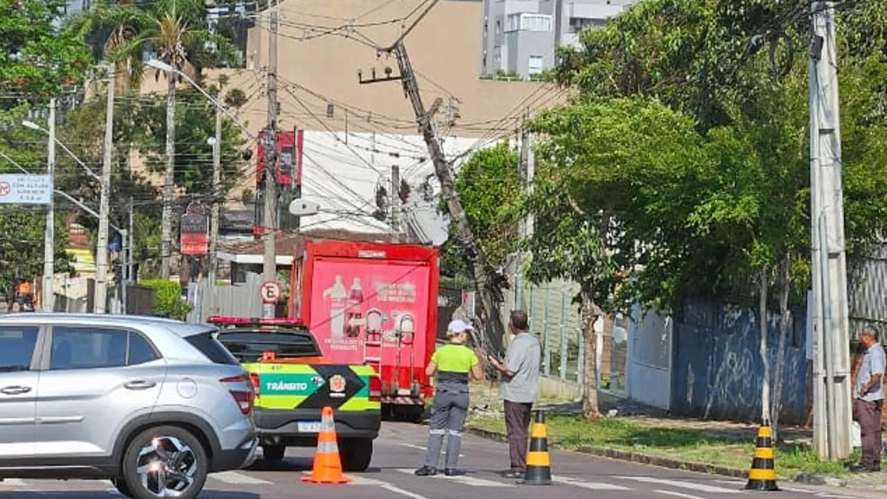 Caminhão bate em poste no Alto da XV, em Curitiba