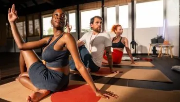 7 posturas de yoga e seus benefícios para a saúde