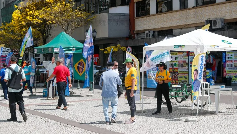 Eleições municipais de 2024. Movimento de cabos eleitorais na Rua XV, em Curitiba.