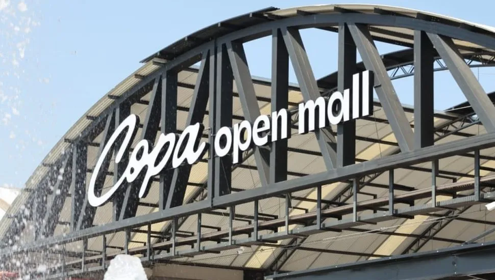 Na imagem, nome do novo open mall de Curitiba, em detalhe da fachada.