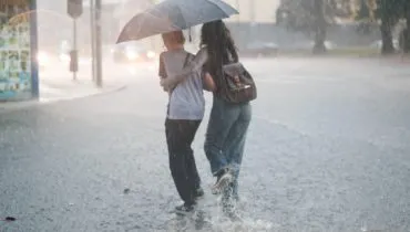 Chuva rápida alaga ruas de Curitiba; 