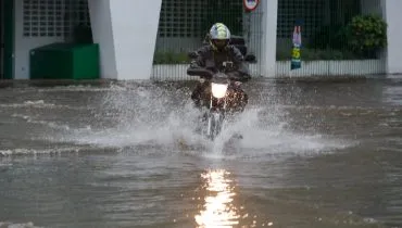 Chuva rápida alaga ruas de Curitiba; 