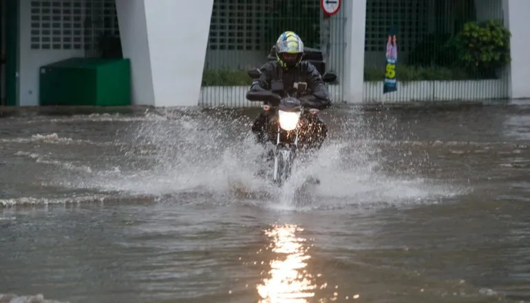 Motociclista passa pela Visconde de Nacar com acúmulo de água.