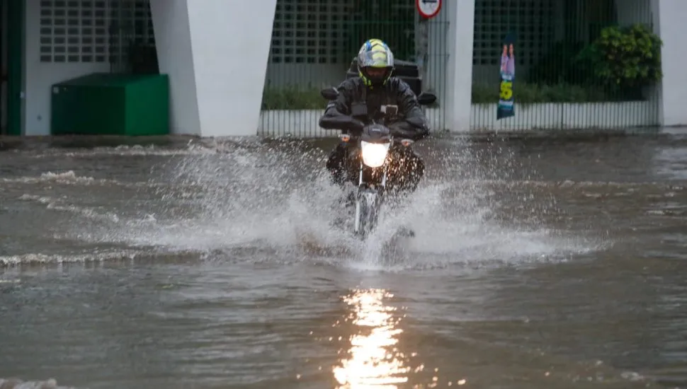 Motociclista passa pela Visconde de Nacar com acúmulo de água.