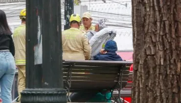 Queda em canteiro de praça mobiliza Bombeiros no Centro de Curitiba