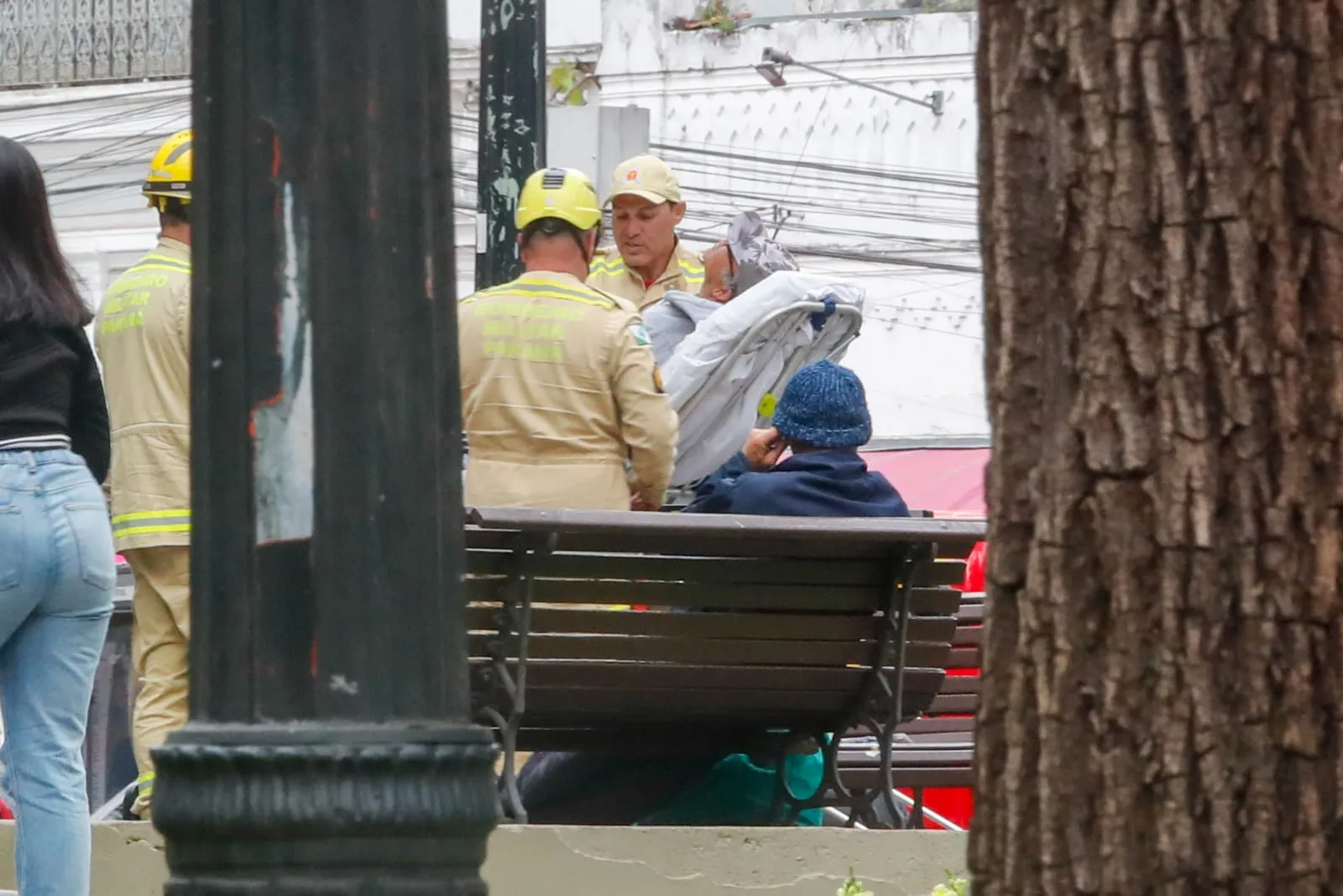 Idoso sofre queda em canteiro de praça em Curitiba