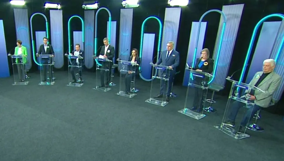 Imagem mostra o debate entre candidatos para a prefeitura de Curitiba.