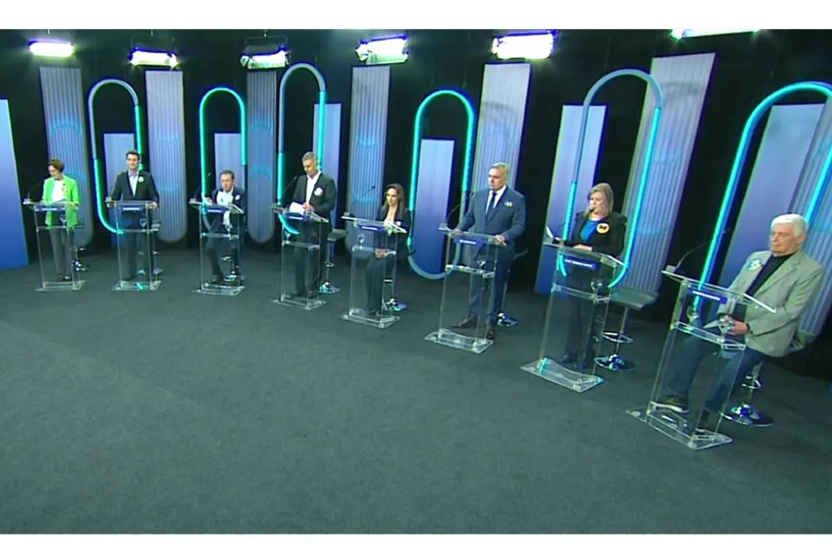 Imagem mostra o debate entre candidatos para a prefeitura de Curitiba.