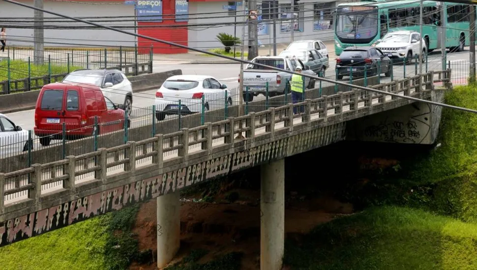 Imagem mostra o viaduto do Orleans, em Curitiba.