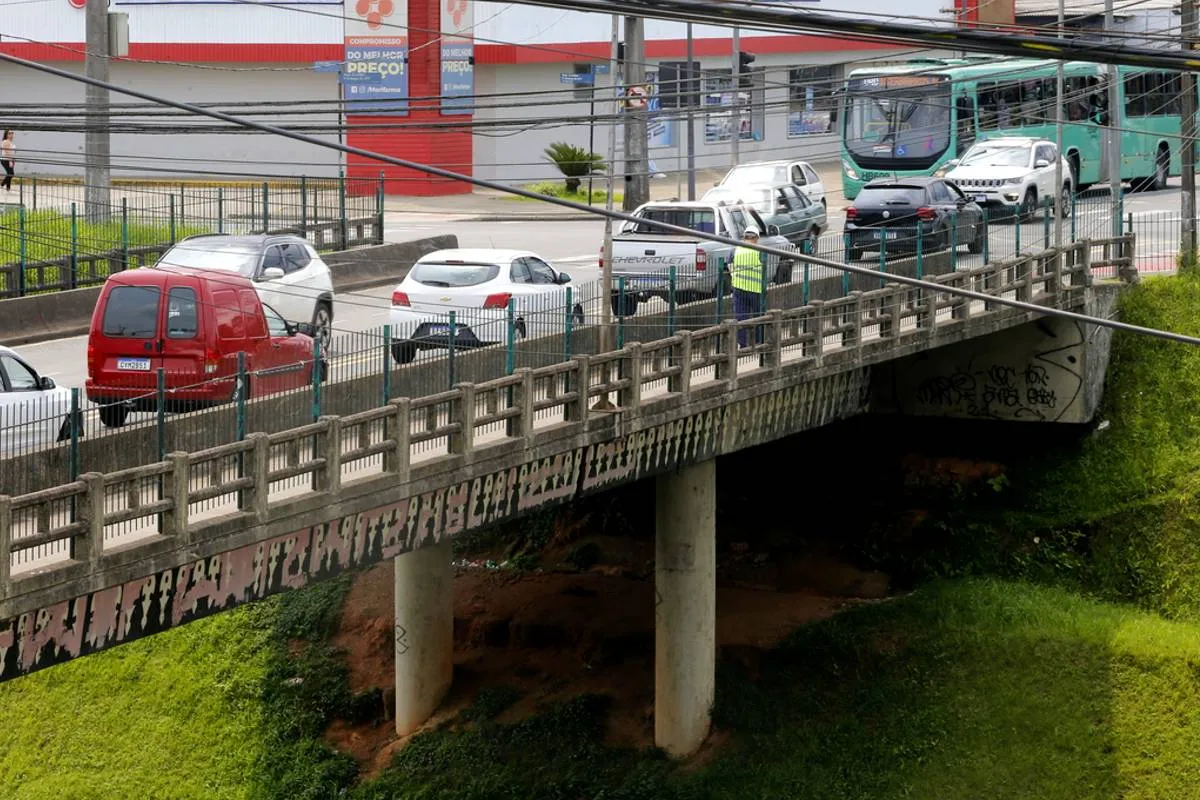 Imagem mostra o viaduto do Orleans, em Curitiba.