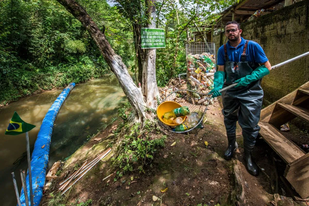 Imagem mostra e Ecobarreira e seu criador, Diego Saldanha.