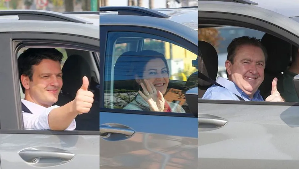 Na imagem aparecem os candidatos Eduardo Pimentel, Cristina Graeml e Luciano Ducci dentro do carro de onde deram entrevistas para o Rolê dos Candidatos