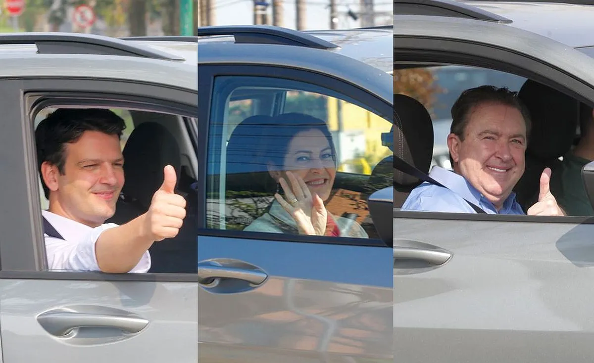 Na imagem aparecem os candidatos Eduardo Pimentel, Cristina Graeml e Luciano Ducci dentro do carro de onde deram entrevistas para o Rolê dos Candidatos