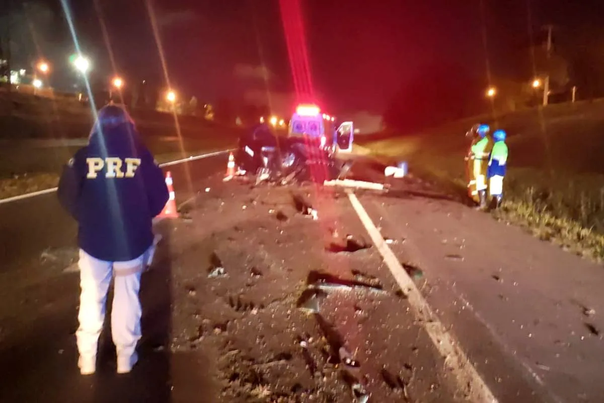 Imagem a noite mostra um acidente gravíssimo na Rodovia do Xisto