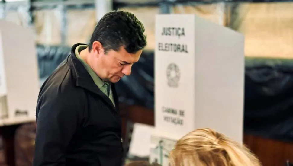 Imagem mostra o senador Sergio Moro votando em Curitiba.