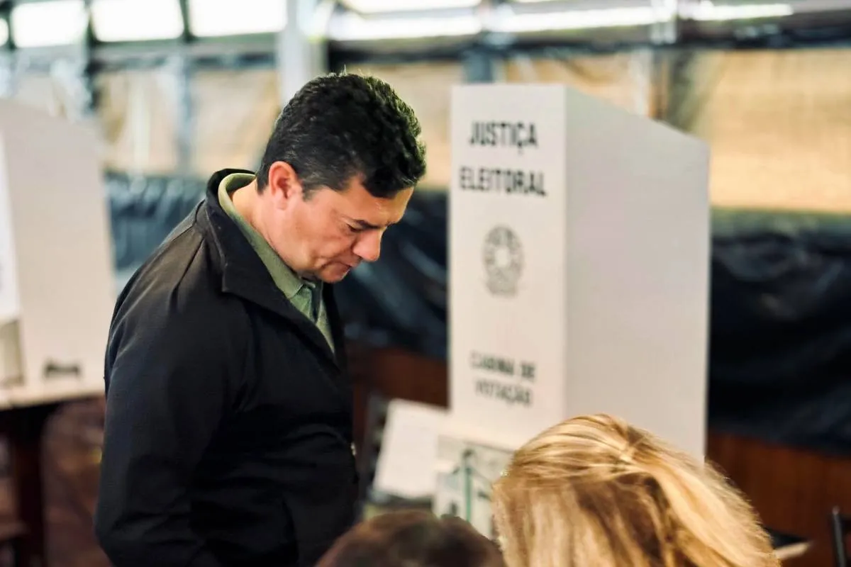 Imagem mostra o senador Sergio Moro votando em Curitiba.