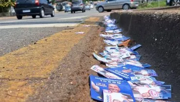 Bairro gigante de Curitiba amanhece emporcalhado de santinhos de candidatos