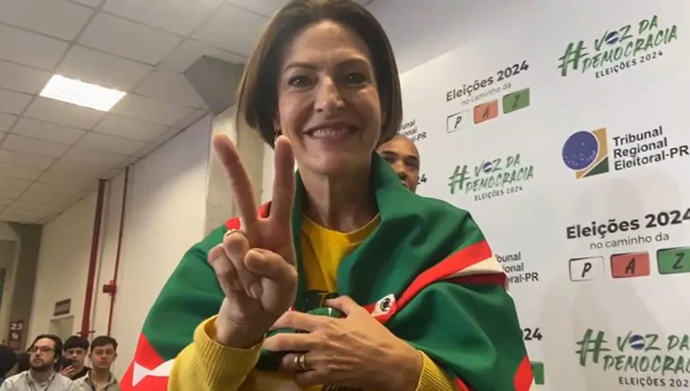 Cristina Graeml durante coletiva no TRE-PR neste domingo (06), após apuração.