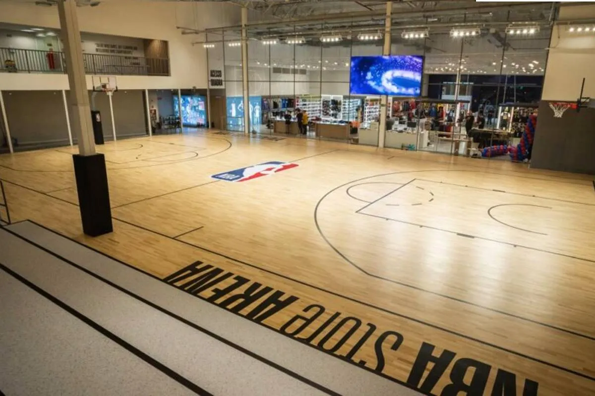 Imagem mostra a NBA Store no Jockey Plaza, em Curitiba.