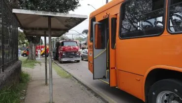 Acidente entre ônibus e caminhão atrapalha trânsito em bairro gigante de Curitiba