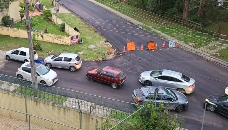 Imagem mostra grande congestionamento na Rua Nicaragua, no bairro Bacacheri, em Curitiba.