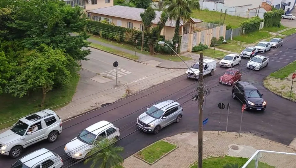 Imagem mostra grande congestionamento na Rua Nicaragua, no bairro Bacacheri, em Curitiba.