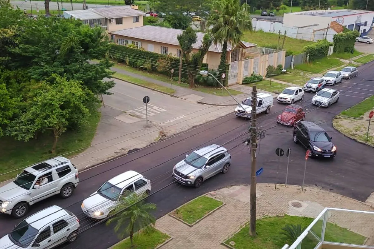 Imagem mostra grande congestionamento na Rua Nicaragua, no bairro Bacacheri, em Curitiba.