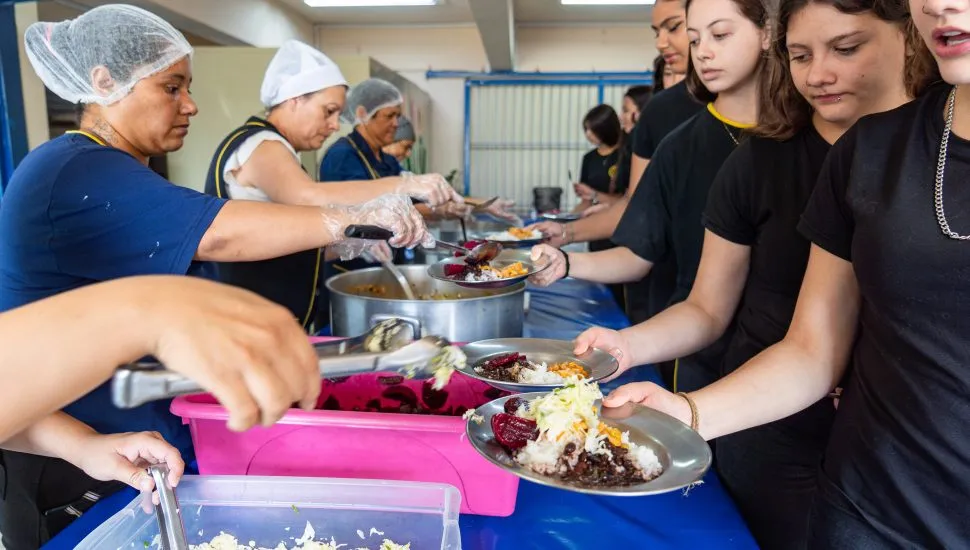 Crianças na fila para a merenda escolar