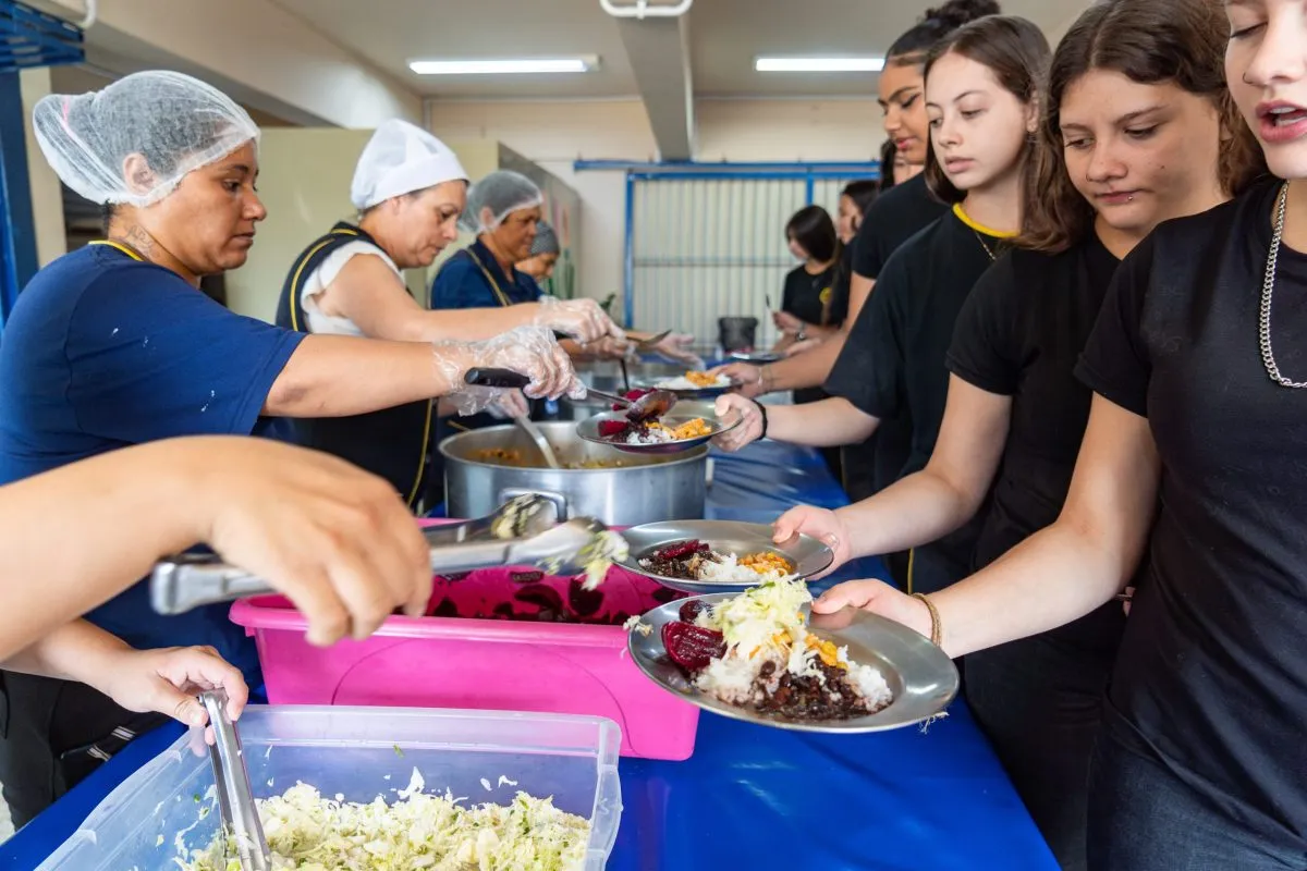 Crianças na fila para a merenda escolar