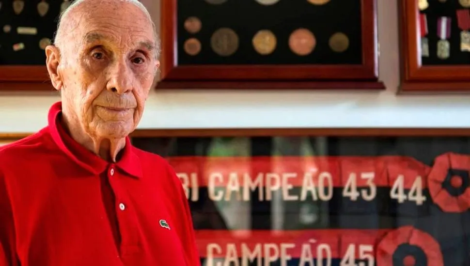 Na imagem, Lolô Cornelsen, em frente à medalhas e faixas de campeão.