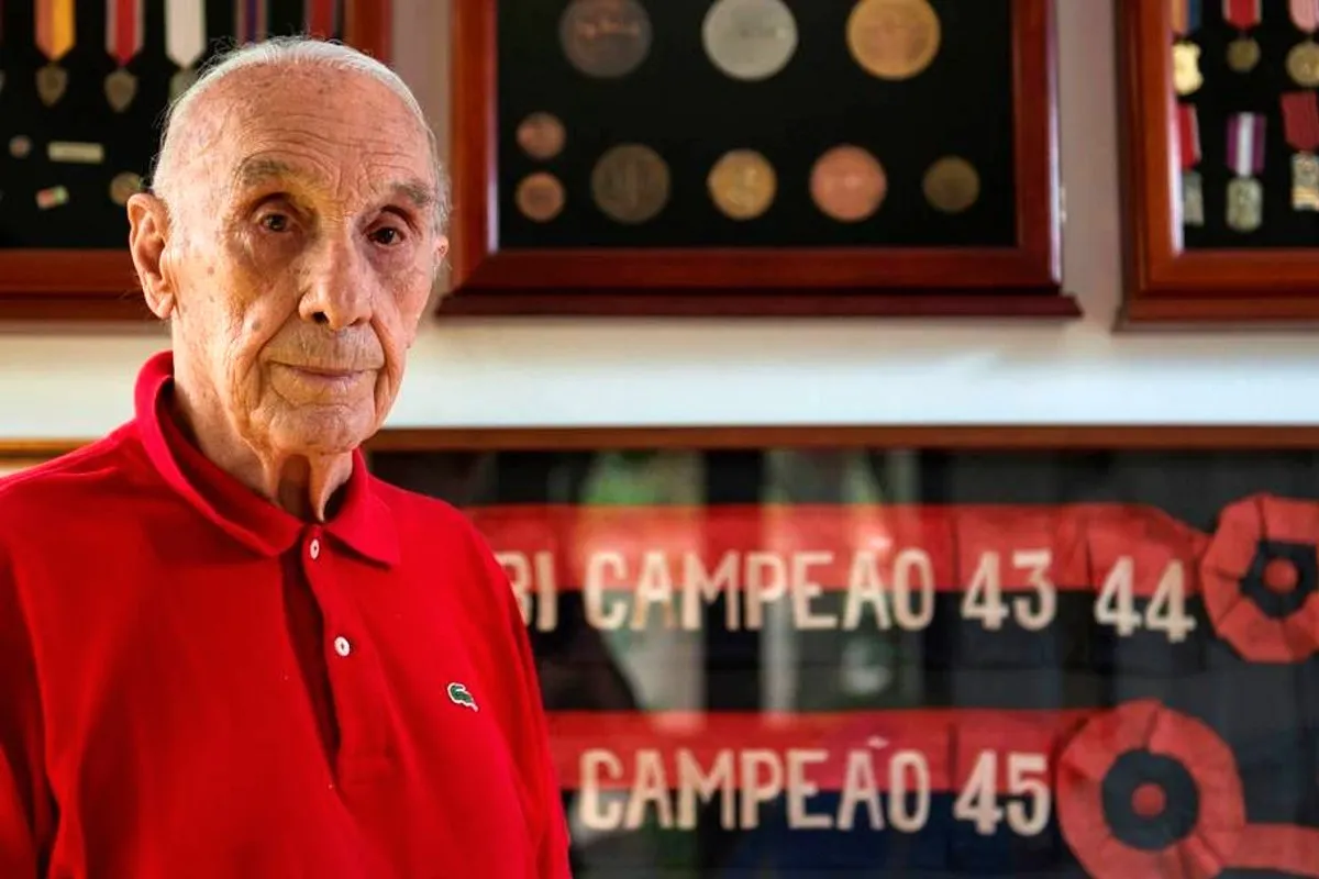 Na imagem, Lolô Cornelsen, em frente à medalhas e faixas de campeão.