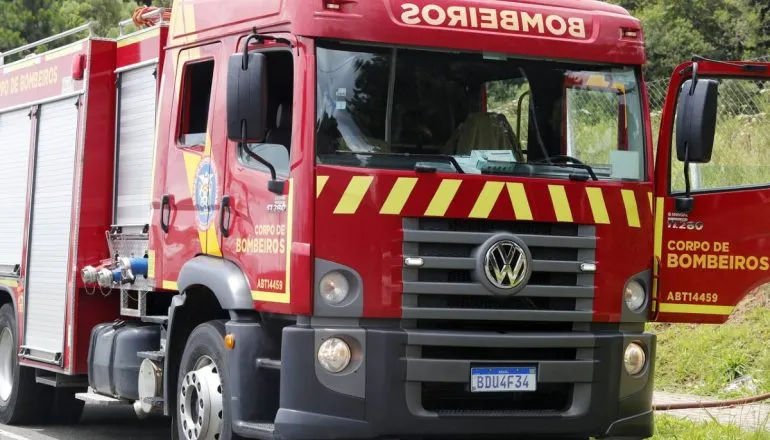 Imagem mostra uma viatura do Corpo de Bombeiros.