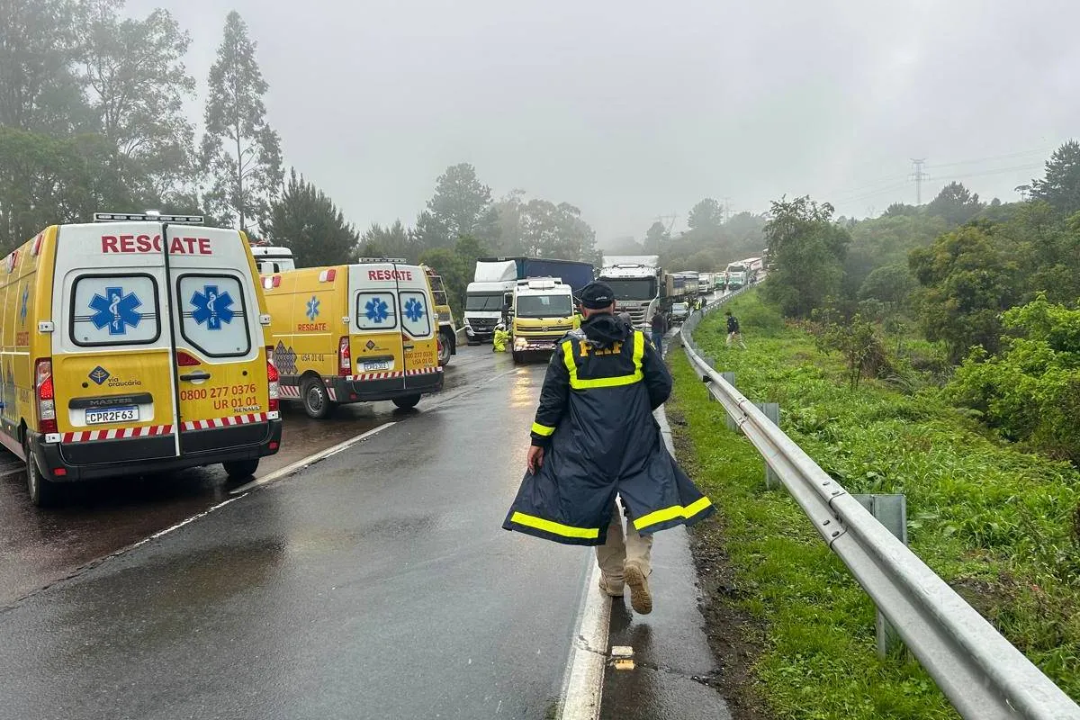 Imagem mostra dois caminhões acidentados na br-277