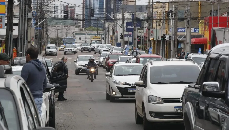 Na imagem, carros no trânsito da Avenida Erasto Gaertner